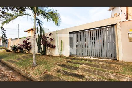 Casa à venda com 650m², 4 quartos e 3 vagas Casa à venda com 650m², 4 quartos e 3 vagasFachada