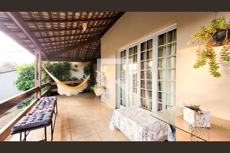 Casa à venda com 650m², 4 quartos e 3 vagas Casa à venda com 650m², 4 quartos e 3 vagasVaranda