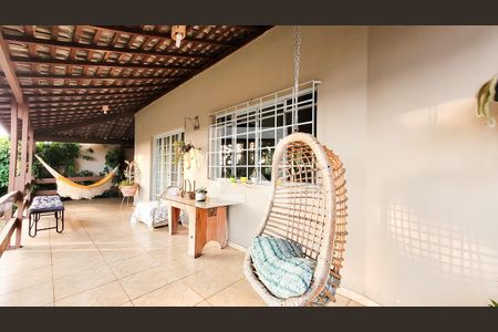 Casa à venda com 650m², 4 quartos e 3 vagas Casa à venda com 650m², 4 quartos e 3 vagasVaranda