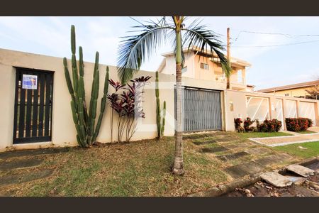 Casa à venda com 650m², 4 quartos e 3 vagas Casa à venda com 650m², 4 quartos e 3 vagasFachada