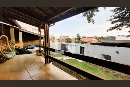 Casa à venda com 650m², 4 quartos e 3 vagas Casa à venda com 650m², 4 quartos e 3 vagasVaranda