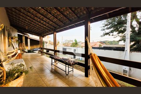 Casa à venda com 650m², 4 quartos e 3 vagas Casa à venda com 650m², 4 quartos e 3 vagasVaranda