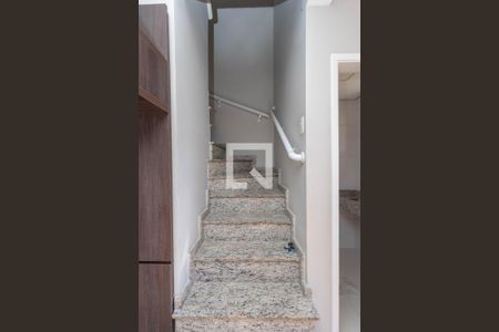 Escada  de casa de condomínio para alugar com 3 quartos, 134m² em Parque Santo Antonio, São Bernardo do Campo