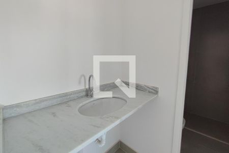 Banheiro de apartamento à venda com 1 quarto, 33m² em Parque Industrial, Campinas