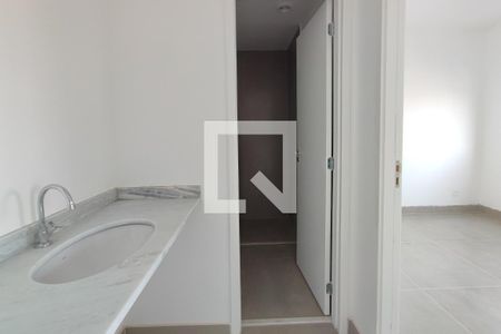 Banheiro de apartamento à venda com 1 quarto, 33m² em Parque Industrial, Campinas