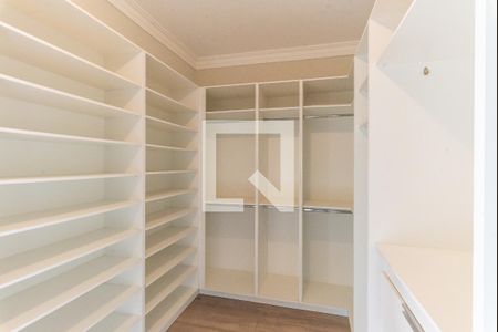 Casa à venda com 638m², 5 quartos e 4 vagas Casa à venda com 638m², 5 quartos e 4 vagasCloset da Suíte 1