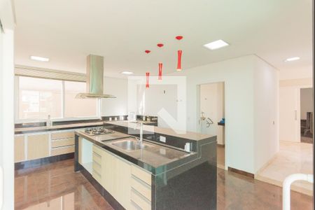 Casa à venda com 638m², 5 quartos e 4 vagas Casa à venda com 638m², 5 quartos e 4 vagasCozinha