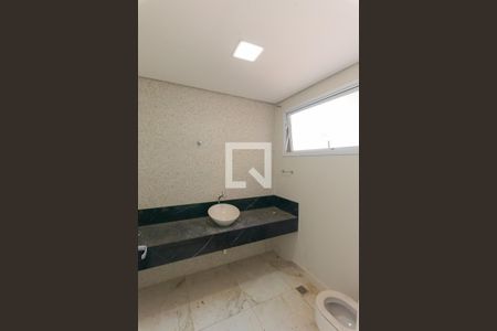 Casa à venda com 638m², 5 quartos e 4 vagas Casa à venda com 638m², 5 quartos e 4 vagasLavabo