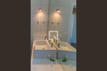 Casa à venda com 638m², 5 quartos e 4 vagas Casa à venda com 638m², 5 quartos e 4 vagasBanheiro da Suíte 2