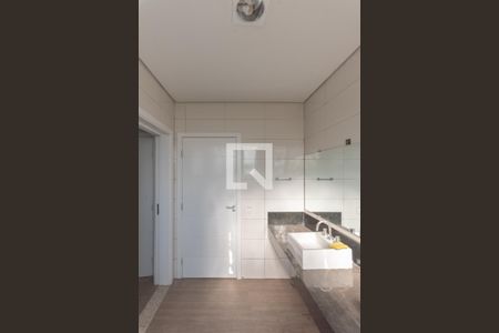 Casa à venda com 638m², 5 quartos e 4 vagas Casa à venda com 638m², 5 quartos e 4 vagasBanheiro da Suíte 5