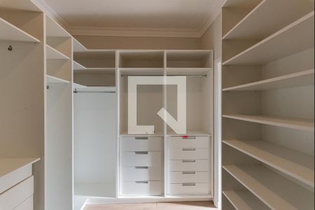 Casa à venda com 638m², 5 quartos e 4 vagas Casa à venda com 638m², 5 quartos e 4 vagasCloset da Suíte 1