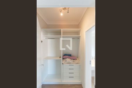 Casa à venda com 638m², 5 quartos e 4 vagas Casa à venda com 638m², 5 quartos e 4 vagasCloset da Suíte 2