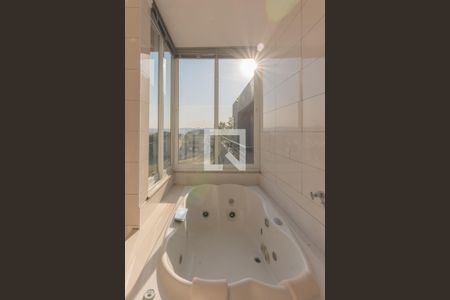 Casa à venda com 638m², 5 quartos e 4 vagas Casa à venda com 638m², 5 quartos e 4 vagasBanheiro da Suíte 1