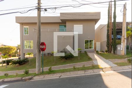 Casa à venda com 638m², 5 quartos e 4 vagas Casa à venda com 638m², 5 quartos e 4 vagasFachada