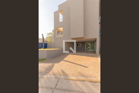 Casa à venda com 638m², 5 quartos e 4 vagas Casa à venda com 638m², 5 quartos e 4 vagasGaragem