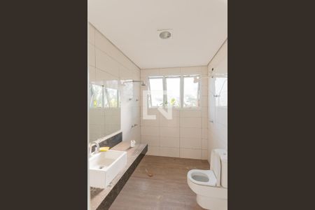 Casa à venda com 638m², 5 quartos e 4 vagas Casa à venda com 638m², 5 quartos e 4 vagasBanheiro da Suíte 5