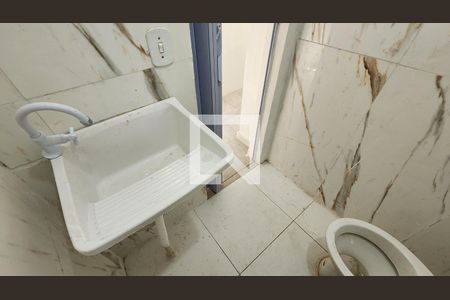 Banheiro de kitnet/studio para alugar com 1 quarto, 22m² em Itararé, Santos