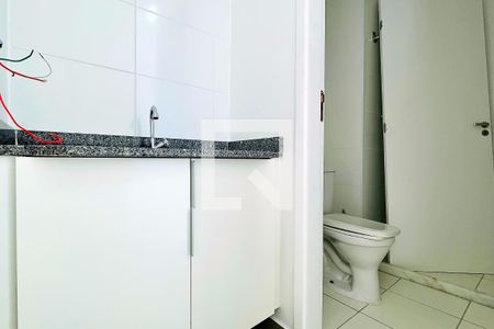 Banheiro de apartamento à venda com 2 quartos, 47m² em Vila Rosália, Guarulhos