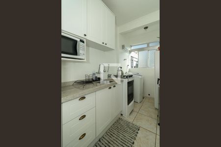 Cozinha de apartamento à venda com 1 quarto, 40m² em Passo da Areia, Porto Alegre