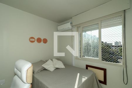 Quarto de apartamento à venda com 1 quarto, 40m² em Passo da Areia, Porto Alegre