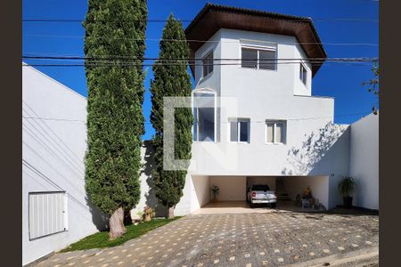 Casa de condomínio para alugar com 316m², 3 quartos e 6 vagas Casa de condomínio para alugar com 316m², 3 quartos e 6 vagasFachada