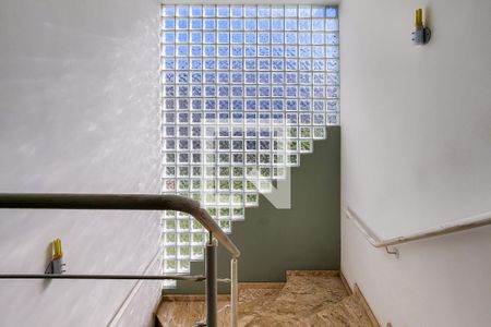 Casa de condomínio para alugar com 316m², 3 quartos e 6 vagas Casa de condomínio para alugar com 316m², 3 quartos e 6 vagasEscada