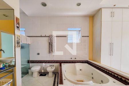 Casa de condomínio para alugar com 316m², 3 quartos e 6 vagas Casa de condomínio para alugar com 316m², 3 quartos e 6 vagasBanheiro da Suíte