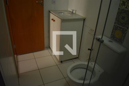 Banheiro da Suíte de apartamento para alugar com 2 quartos, 54m² em Setor Qi, Brasília