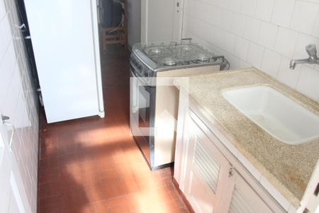 Cozinha de apartamento para alugar com 1 quarto, 30m² em Catiapoã, São Vicente