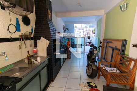 Casa à venda com 325m², 4 quartos e 2 vagas Casa à venda com 325m², 4 quartos e 2 vagasÁrea comum