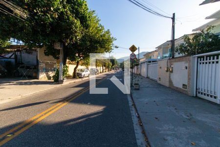 Casa à venda com 325m², 4 quartos e 2 vagas Casa à venda com 325m², 4 quartos e 2 vagasFachada