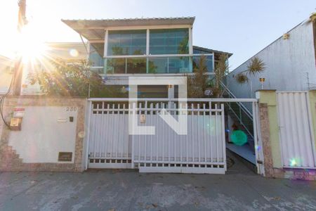 Casa à venda com 325m², 4 quartos e 2 vagas Casa à venda com 325m², 4 quartos e 2 vagasFachada