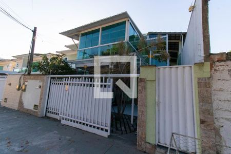 Casa à venda com 325m², 4 quartos e 2 vagas Casa à venda com 325m², 4 quartos e 2 vagasFachada