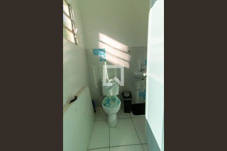 Casa à venda com 325m², 4 quartos e 2 vagas Casa à venda com 325m², 4 quartos e 2 vagasBanheiro de Serviço