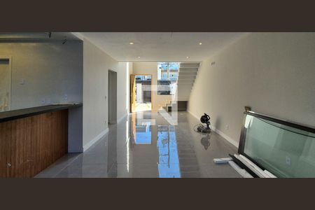 Sala de casa de condomínio à venda com 4 quartos, 246m² em Vargem Pequena, Rio de Janeiro