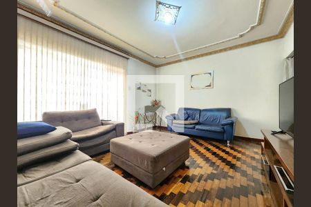 Sala 1 andar de casa à venda com 5 quartos, 245m² em Sagrada Família, Belo Horizonte