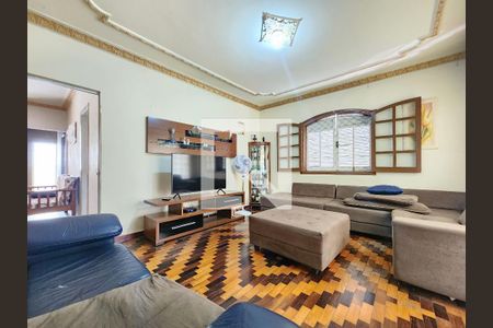 Sala 1 andar de casa à venda com 5 quartos, 245m² em Sagrada Família, Belo Horizonte