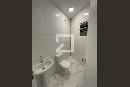 Banheiro de kitnet/studio para alugar com 1 quarto, 24m² em Rio Pequeno, São Paulo