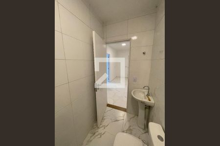 Banheiro de kitnet/studio para alugar com 1 quarto, 24m² em Rio Pequeno, São Paulo