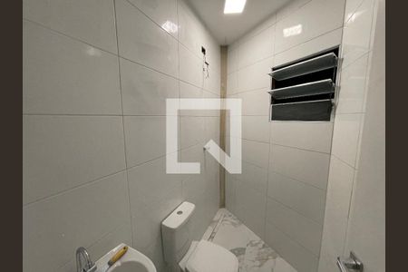 Banheiro de kitnet/studio para alugar com 1 quarto, 24m² em Rio Pequeno, São Paulo