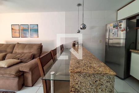 Sala de casa de condomínio à venda com 2 quartos, 63m² em Engenho do Mato, Niterói