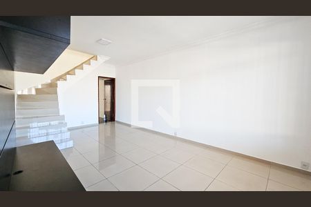 Sala de casa para alugar com 3 quartos, 100m² em Jardim Itacolomi, São Paulo