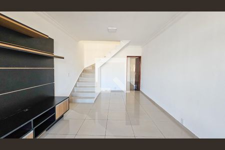 Sala de casa para alugar com 4 quartos, 100m² em Jardim Itacolomi, São Paulo
