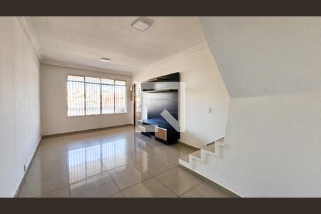 Sala de casa para alugar com 4 quartos, 100m² em Jardim Itacolomi, São Paulo