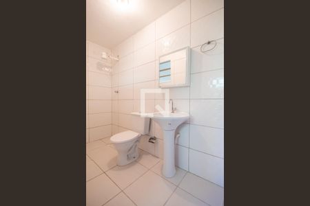 Banheiro de casa para alugar com 1 quarto, 55m² em Umuarama, Osasco