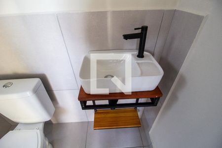 Banheiro de kitnet/studio para alugar com 1 quarto, 28m² em Vila Haro, Sorocaba