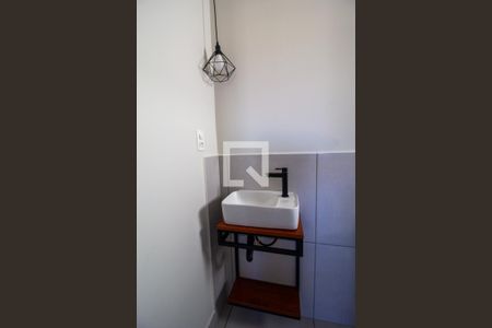 Banheiro de kitnet/studio para alugar com 1 quarto, 28m² em Vila Haro, Sorocaba