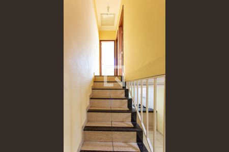 Escada de casa para alugar com 2 quartos, 90m² em Céu Azul, Belo Horizonte