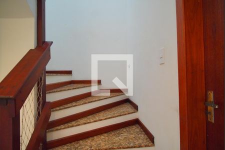 Escada - Acesso Segundo Piso de casa para alugar com 5 quartos, 330m² em Jardim São Pedro, Porto Alegre