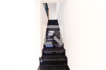 Escada  de casa para alugar com 3 quartos, 170m² em Vila Carrao, São Paulo
